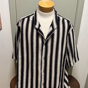 Old Navy Short Sleeve Black and White Patterned Men's Camp Shirt